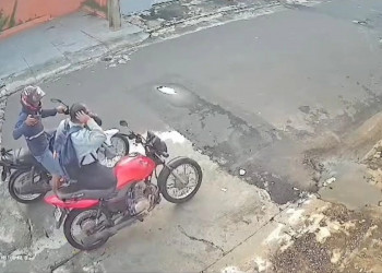 Homem é abordado por bandido, não reage, mas é baleado na porta de casa; vídeo mostra ação
