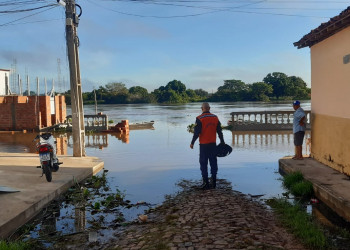 Mais de 160 famílias ficam ilhadas após cheia do rio Parnaíba na zona rural de Luzilândia, no Piauí
