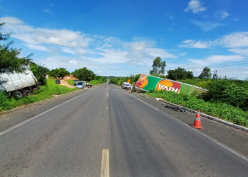 Caminhoneiro não vê quebra-molas, perde controle e colide contra veículo no Piauí