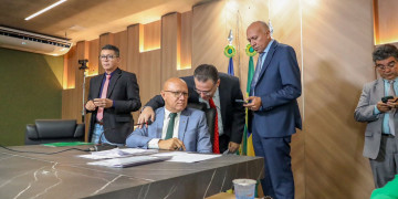 Deputados aprovam reajuste de servidores e nova viajem do governador Rafael Fonteles