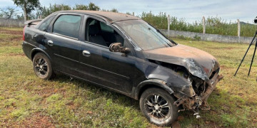 Dupla rouba veículos, capota carro durante fuga e troca tiros com a PM no Piauí
