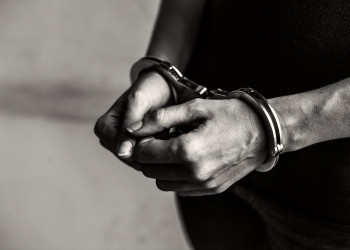 Jovem que era mantida em cárcere consegue acionar polícia após suspeito sair para comprar drogas