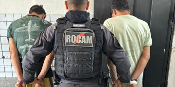 Suspeitos fogem de abordagem, colidem com caminhão, mas são presos em Teresina; um deles ainda pulou em rio para escapar dos policiais