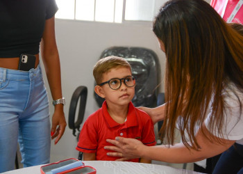 Sesapi entrega mais 95 óculos de grau para crianças atendidas pela Carretinha da Saúde na região Norte