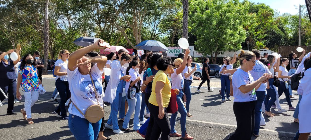 Em Teresina, profissionais da enfermagem fazem protesto contra suspensão do piso salarial