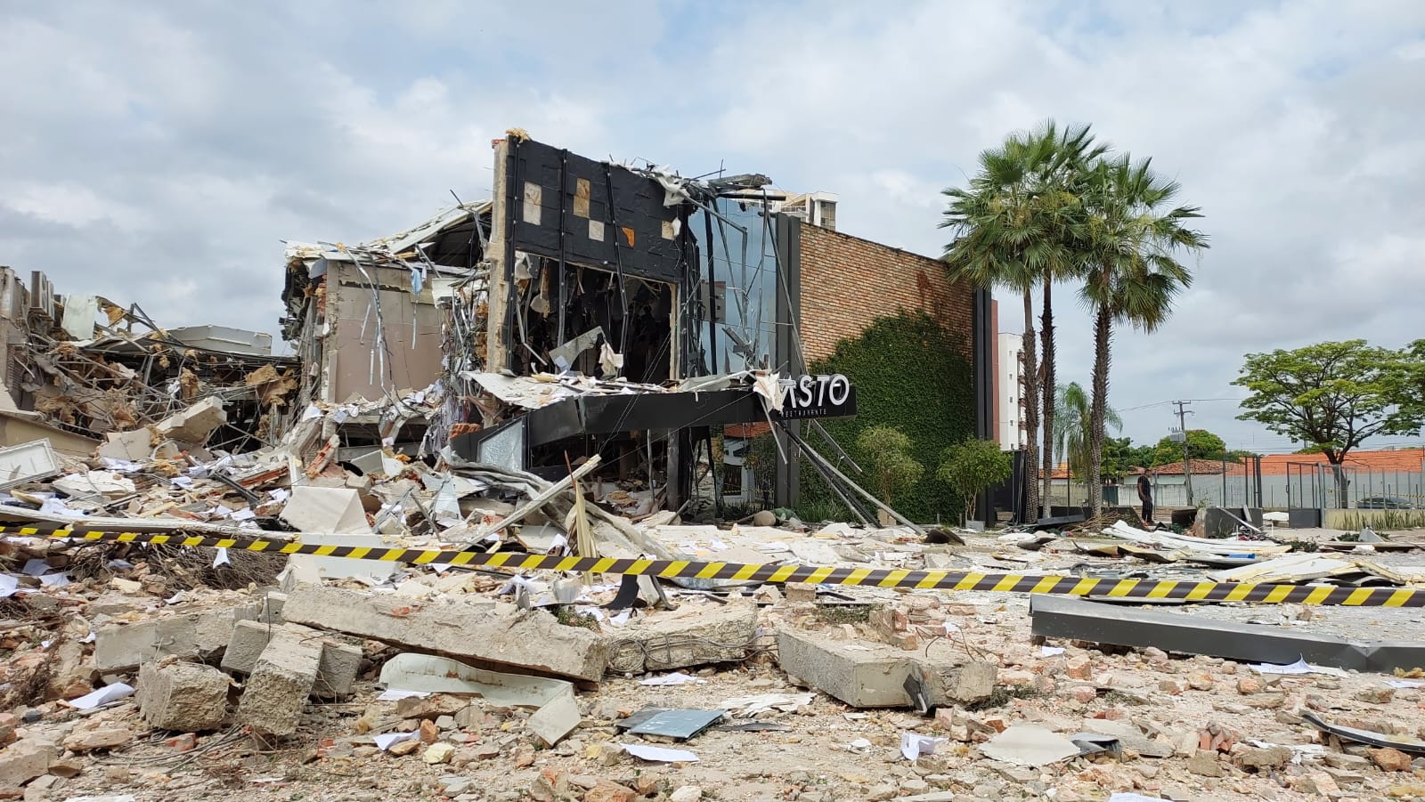Forte explosão destrói Vasto Restaurante na zona Leste de Teresina