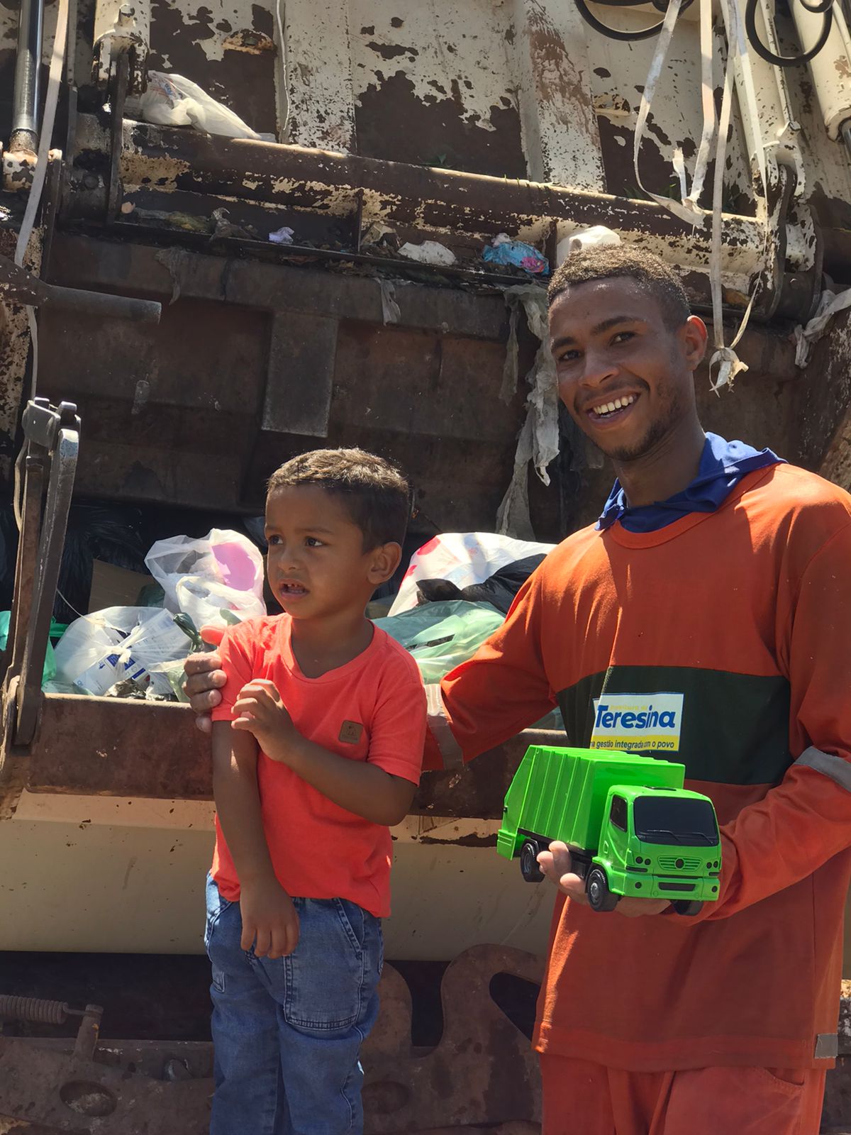 Criança ganha festa com tema de gari em Teresina