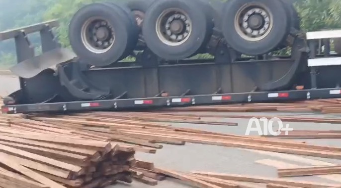 Carreta carregada de madeira tomba e pega fogo no litoral do Piauí; motorista ficou ferido