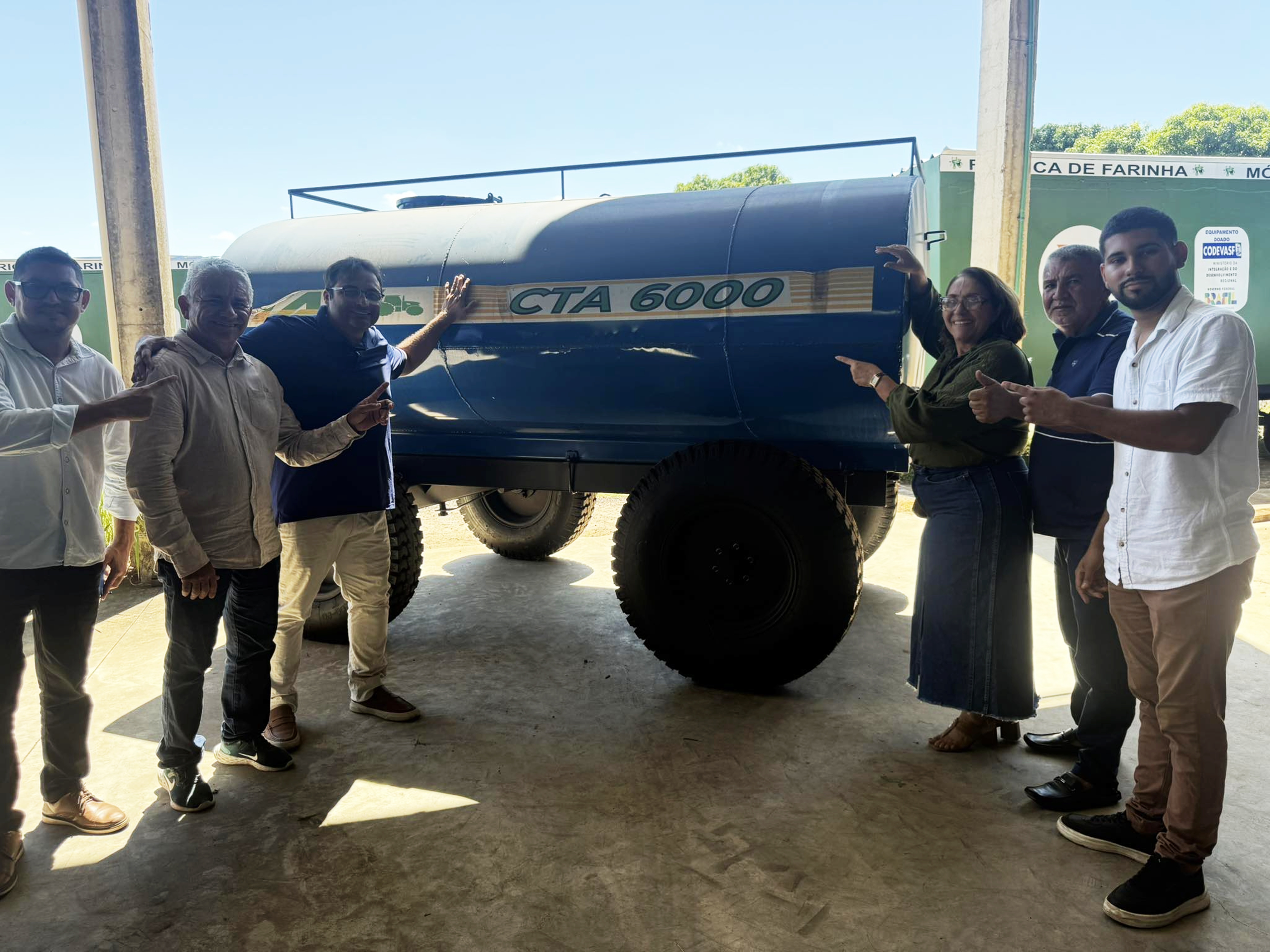 Ilha Grande é contemplada com tratores, carreta tanque, barco e motores de popas