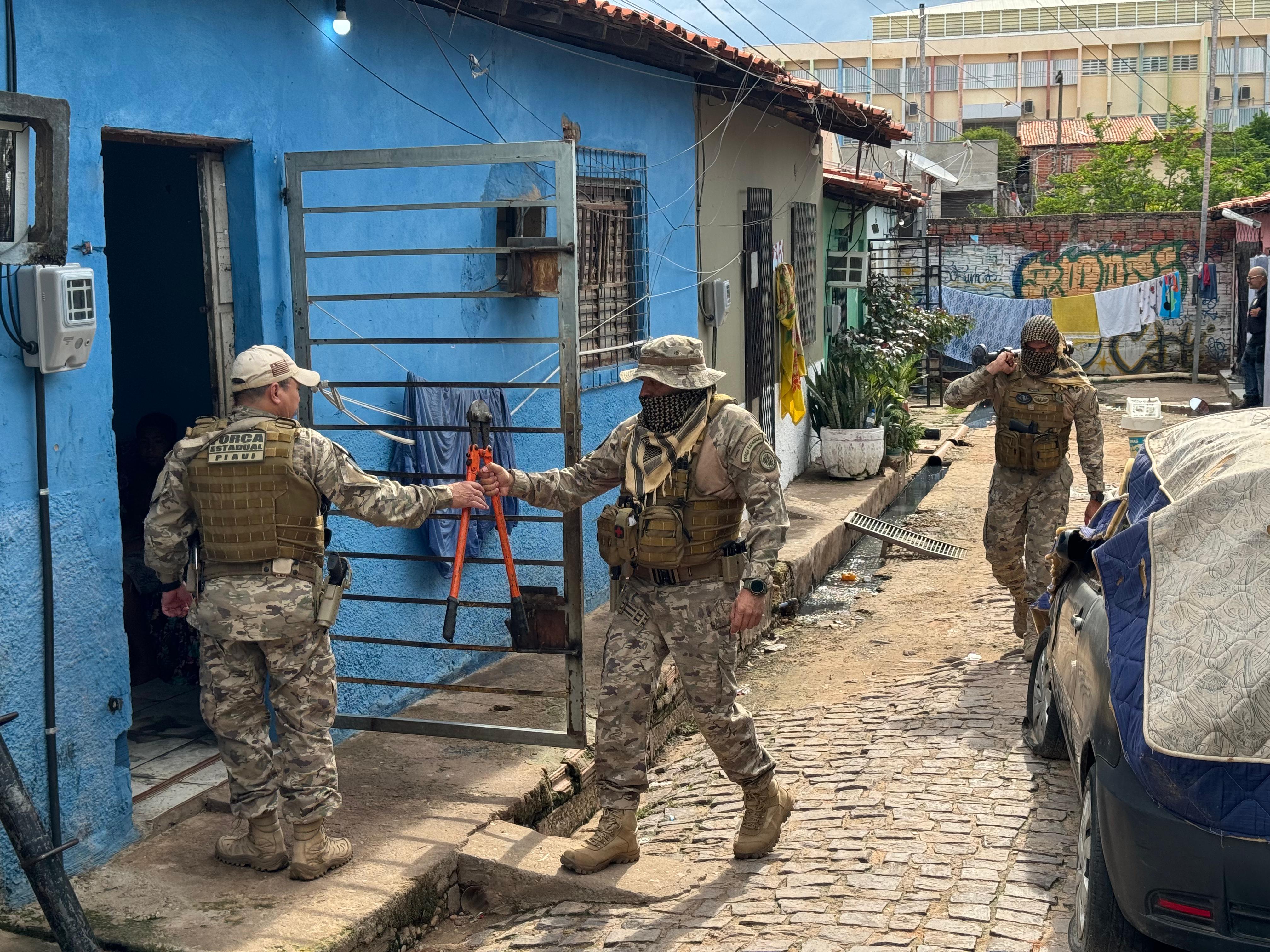 DENARC cumpre mandados e prende 4 pessoas durante operação de combate ao tráfico de drogas na zona norte de Teresina