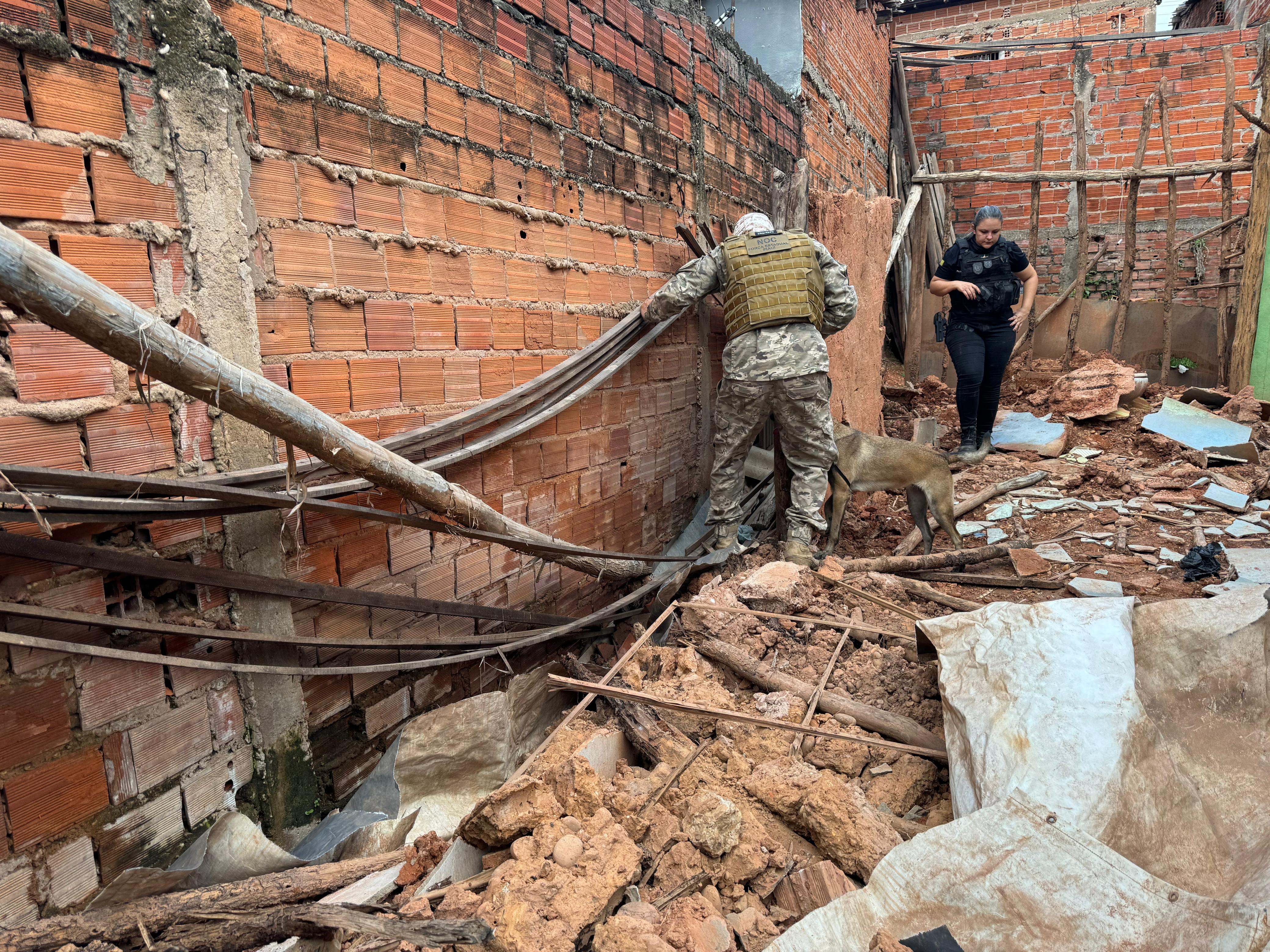 DENARC cumpre mandados e prende 4 pessoas durante operação de combate ao tráfico de drogas na zona norte de Teresina