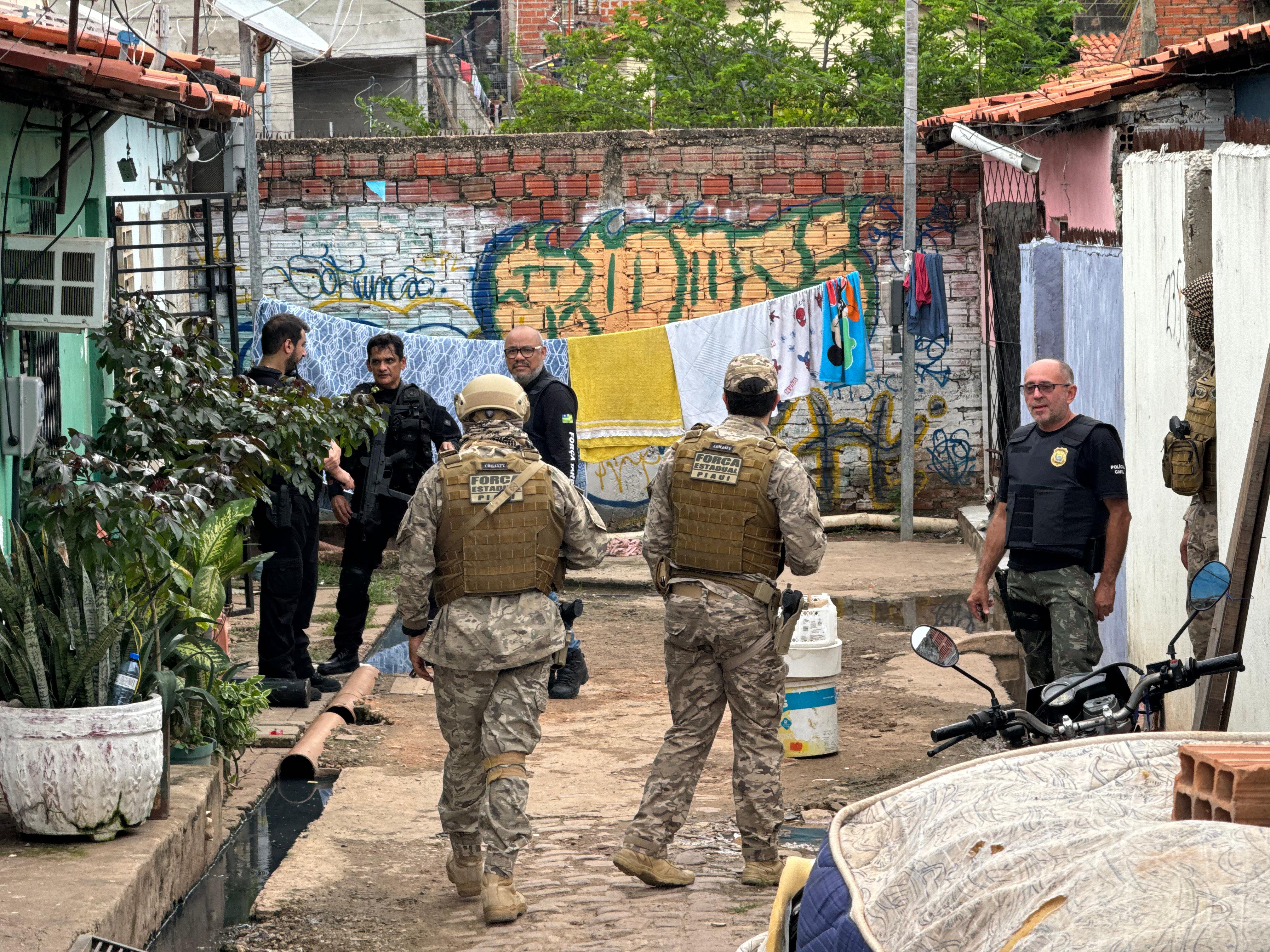 DENARC cumpre mandados e prende 4 pessoas durante operação de combate ao tráfico de drogas na zona norte de Teresina