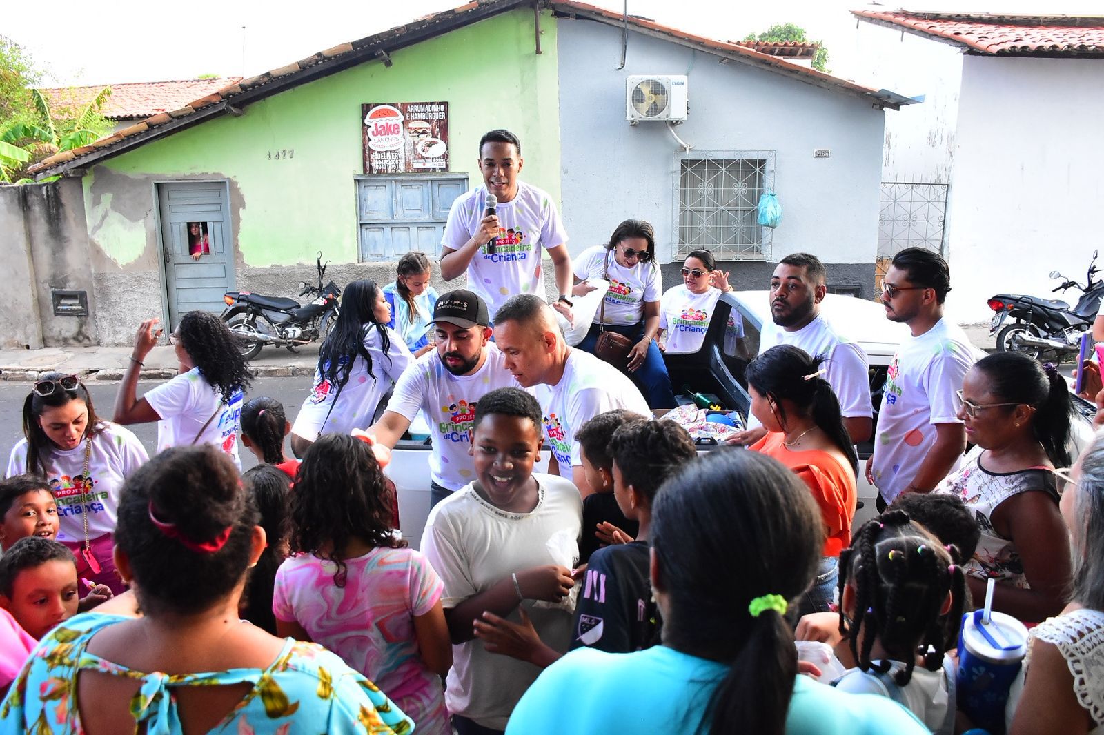 Vereador Felipe Vieira executa projeto “Brincadeira de Criança” em bairros de Floriano, no Piauí