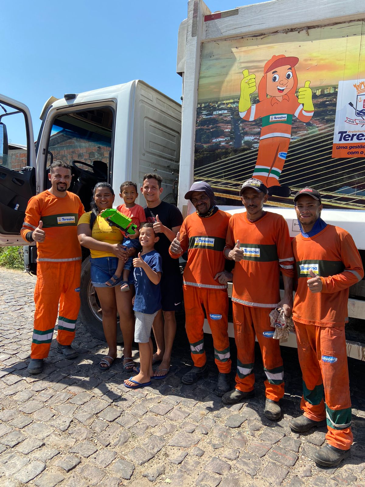 Criança ganha festa com tema de gari em Teresina
