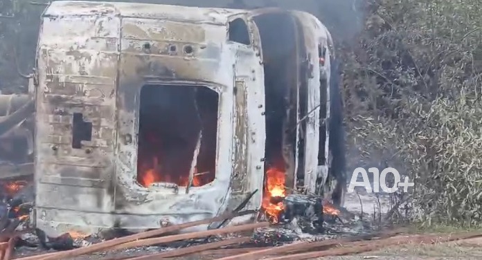 Carreta carregada de madeira tomba e pega fogo no litoral do Piauí; motorista ficou ferido