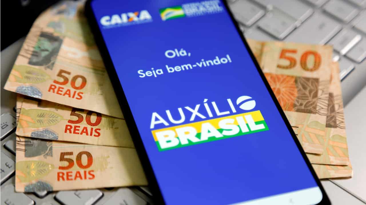 Auxílio Brasil de R$ 600 e benefício para caminhoneiros começam a ser pagos  nesta terça - Economia