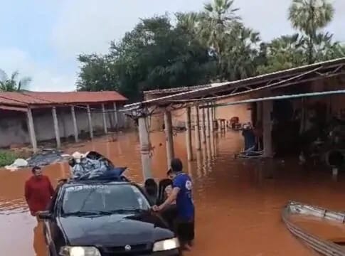 Prefeito decreta emergência após trecho de rodovia ceder e casas desabarem com fortes chuvas no PI