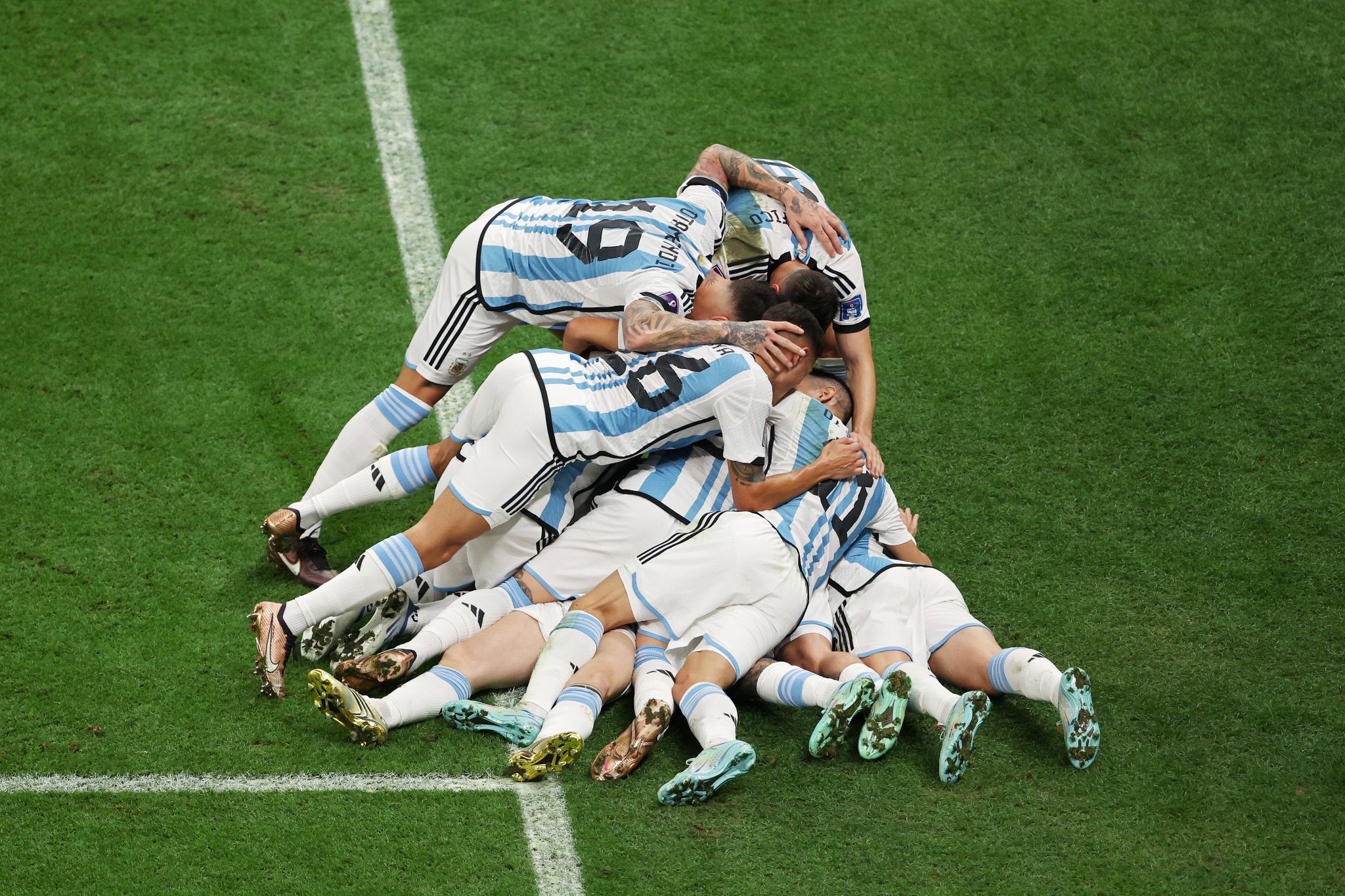 Nos pênaltis, Argentina vence França e conquista Copa do Mundo