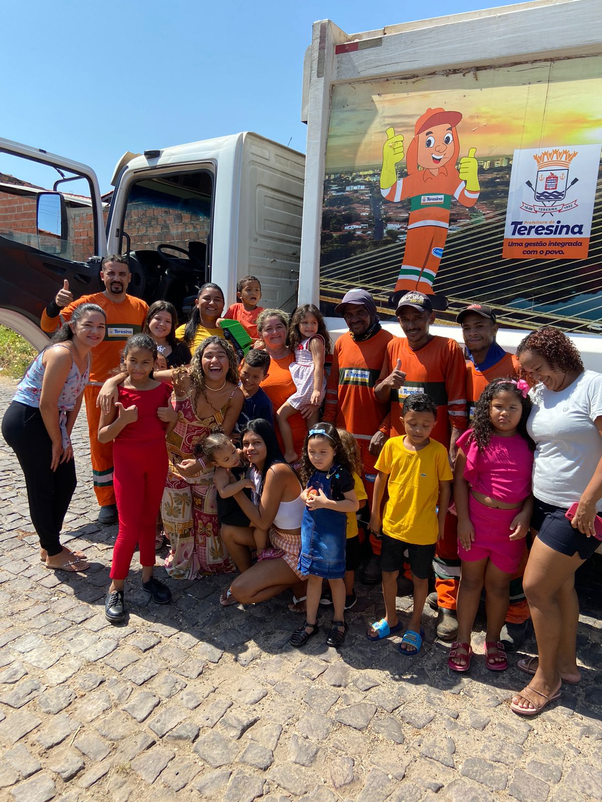 Criança ganha festa com tema de gari em Teresina