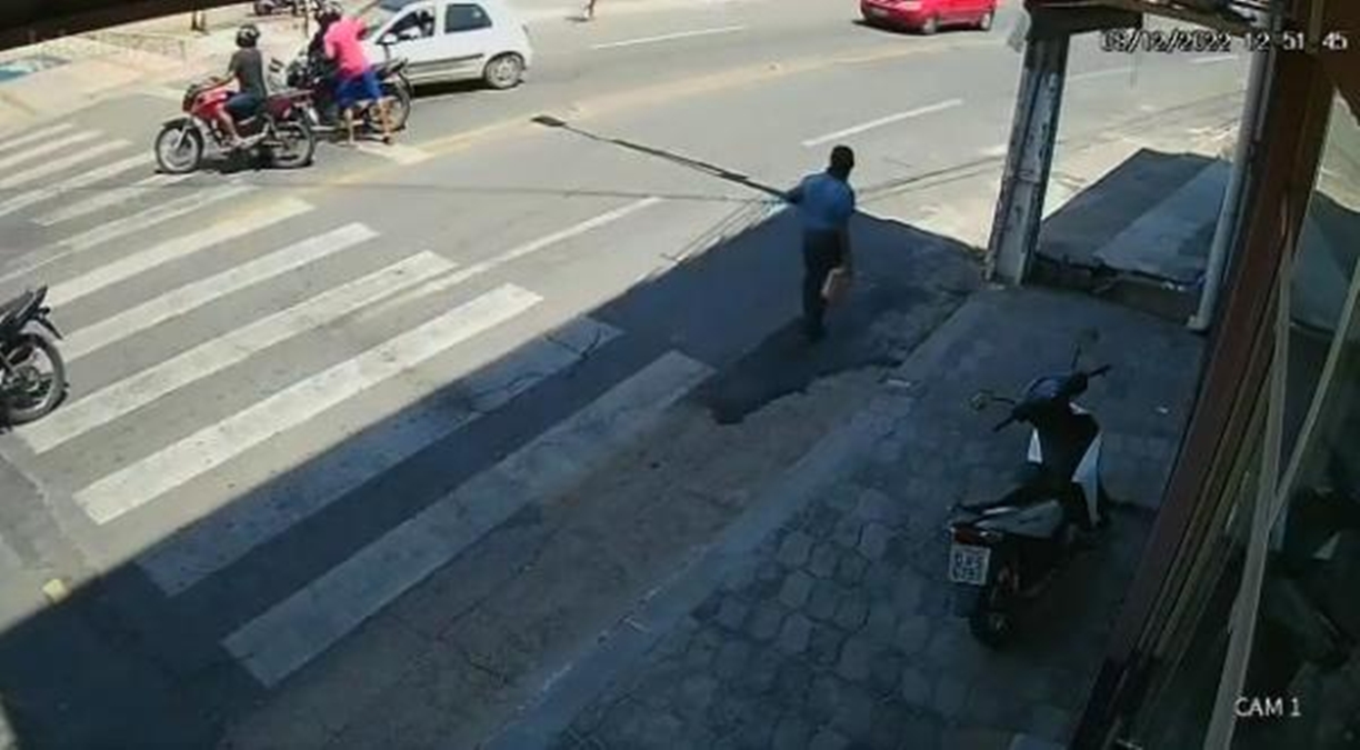 Mulher tem moto roubada ao parar em semáforo no Piauí; vídeo