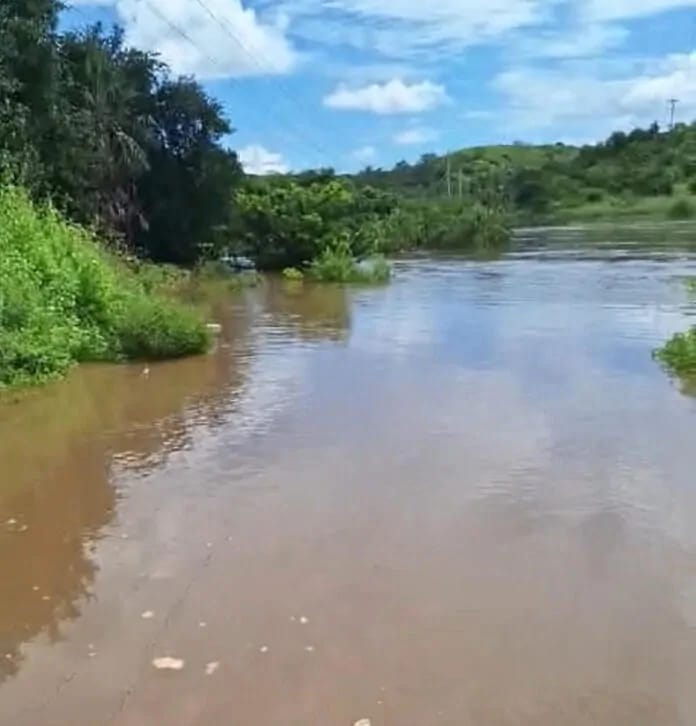 Prefeito decreta emergência após trecho de rodovia ceder e casas desabarem com fortes chuvas no PI