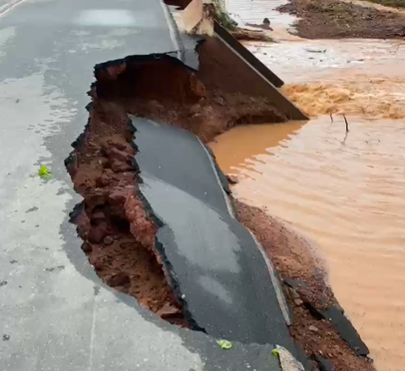 Prefeito decreta emergência após trecho de rodovia ceder e casas desabarem com fortes chuvas no PI