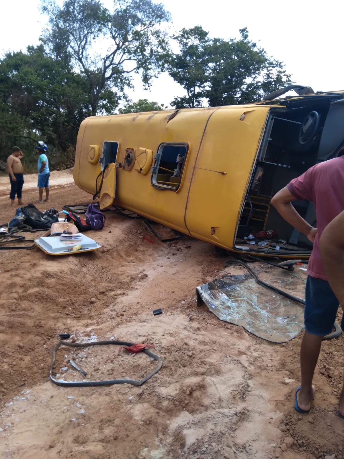 Ônibus escolar tomba na zona rural de José de Freitas e deixa alunos feridos