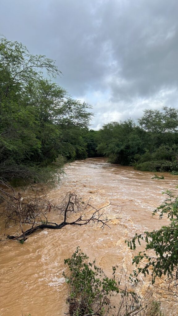 Barragem transbordou em Caridade do Piauí