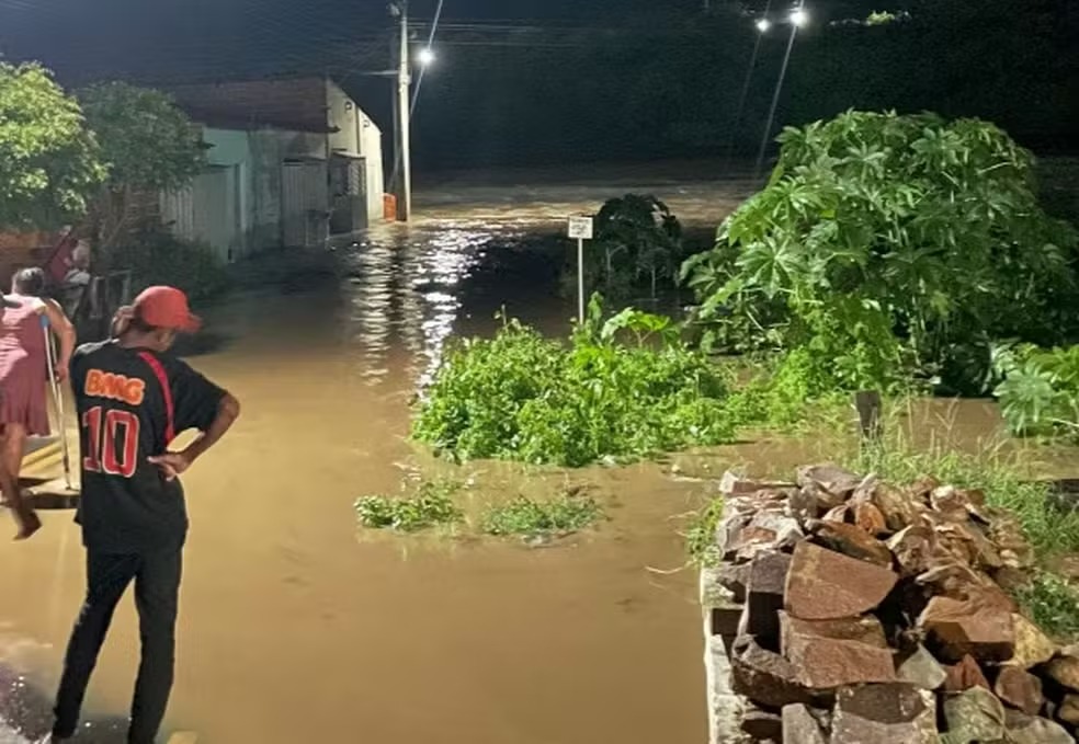 Barragem transbordou em Caridade do Piauí