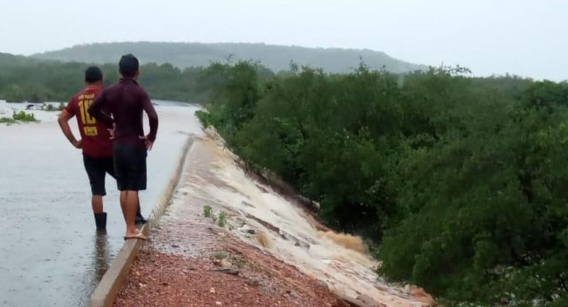 Barragem transbordou em Caridade do Piauí