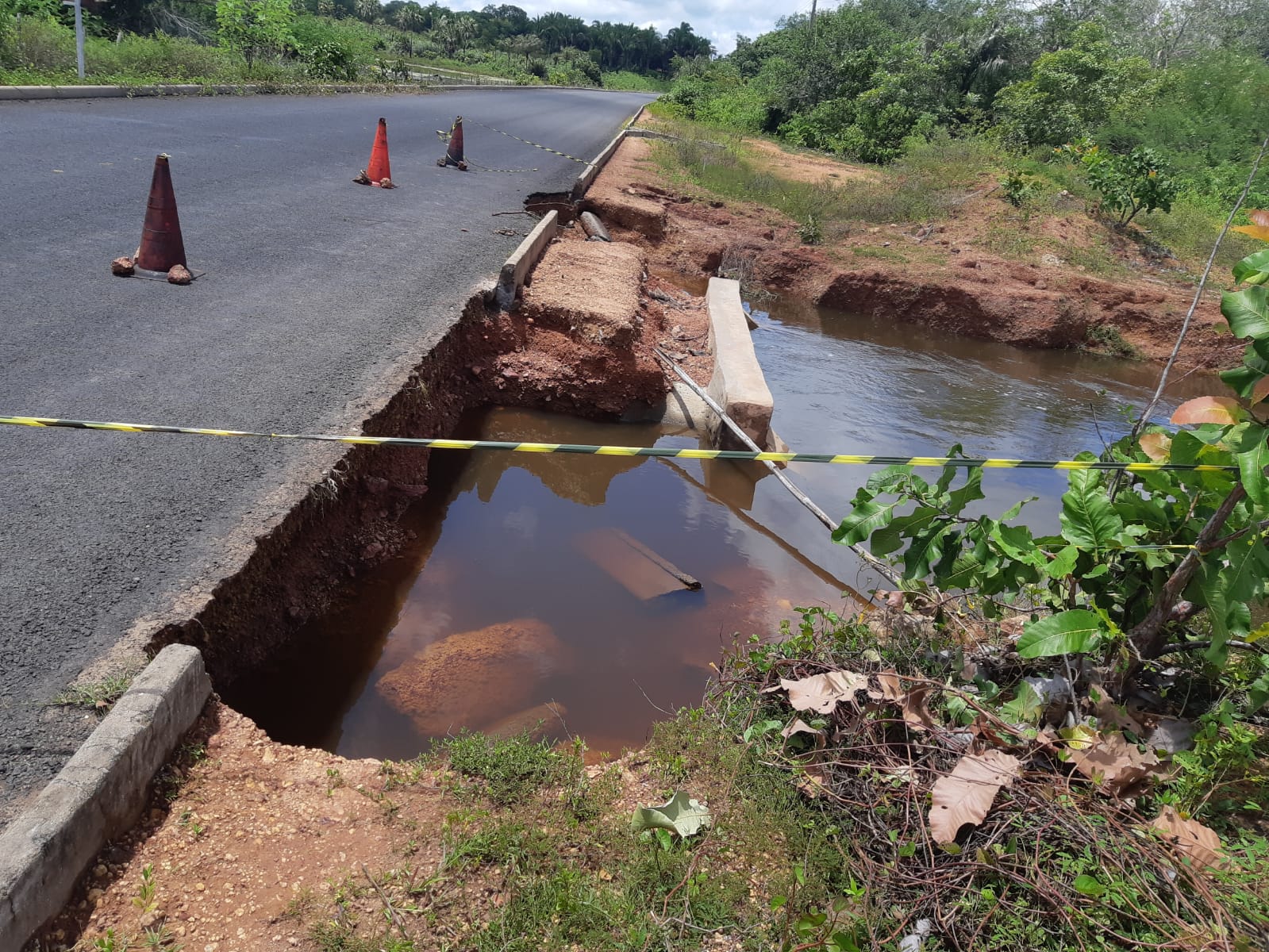 Ponte na BR-222, no Piauí, continua interditada sob risco de desmoronamento após cheia em rio