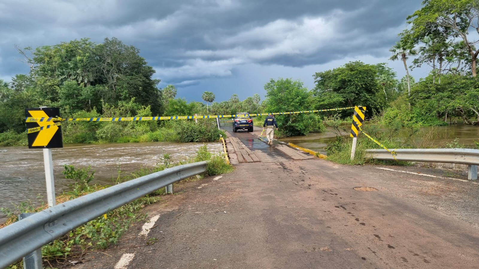 Ponte na BR-222, no Piauí, continua interditada sob risco de desmoronamento após cheia em rio