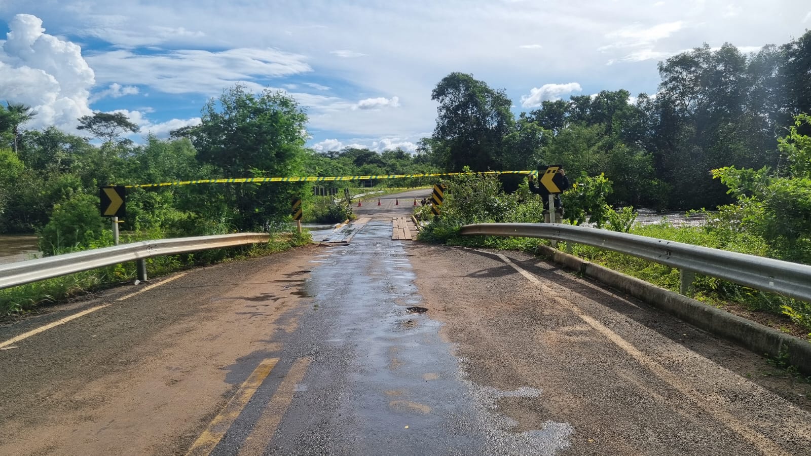 Ponte na BR-222, no Piauí, continua interditada sob risco de desmoronamento após cheia em rio