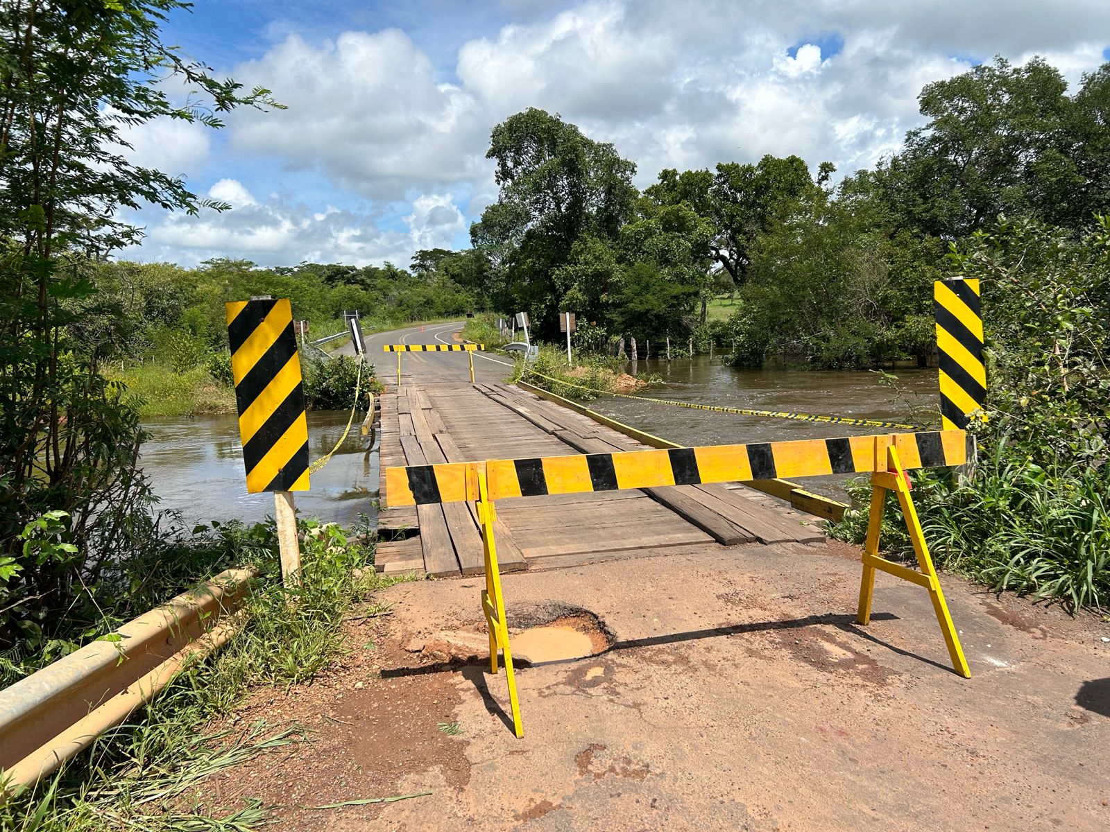 Ponte na BR-222, no Piauí, continua interditada sob risco de desmoronamento após cheia em rio