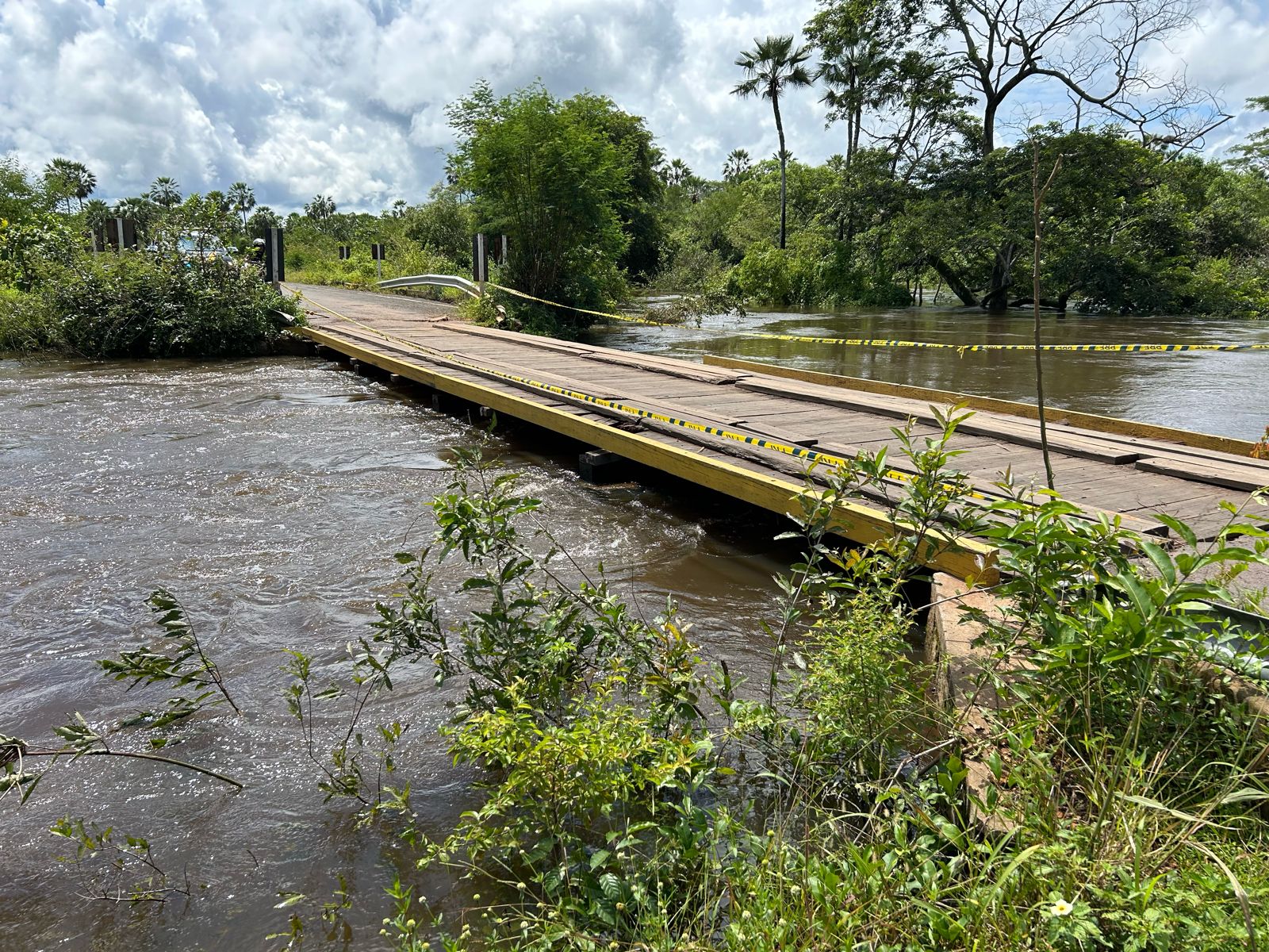 Ponte na BR-222, no Piauí, continua interditada sob risco de desmoronamento após cheia em rio