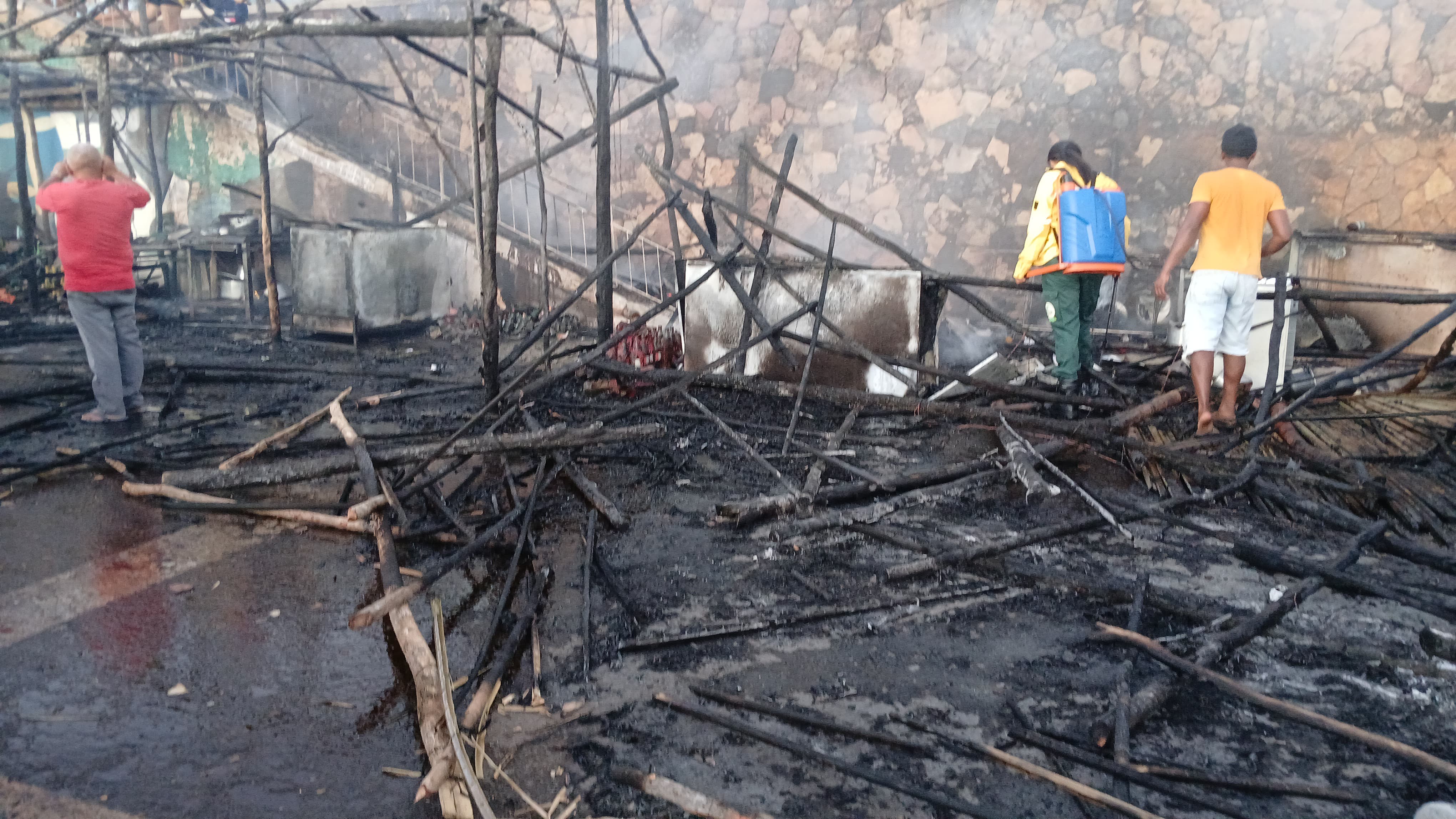 Incêndio de grandes proporções atinge barracas de festejos em José de Freitas, no Piauí