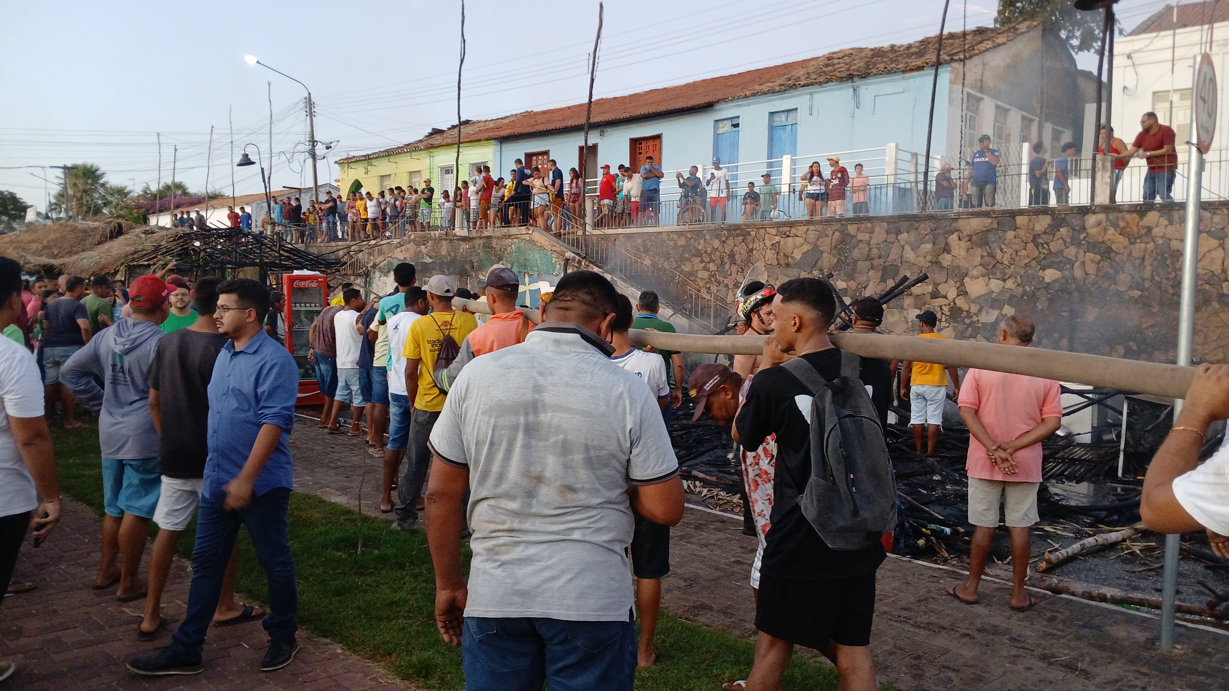 Incêndio de grandes proporções atinge barracas de festejos em José de Freitas, no Piauí