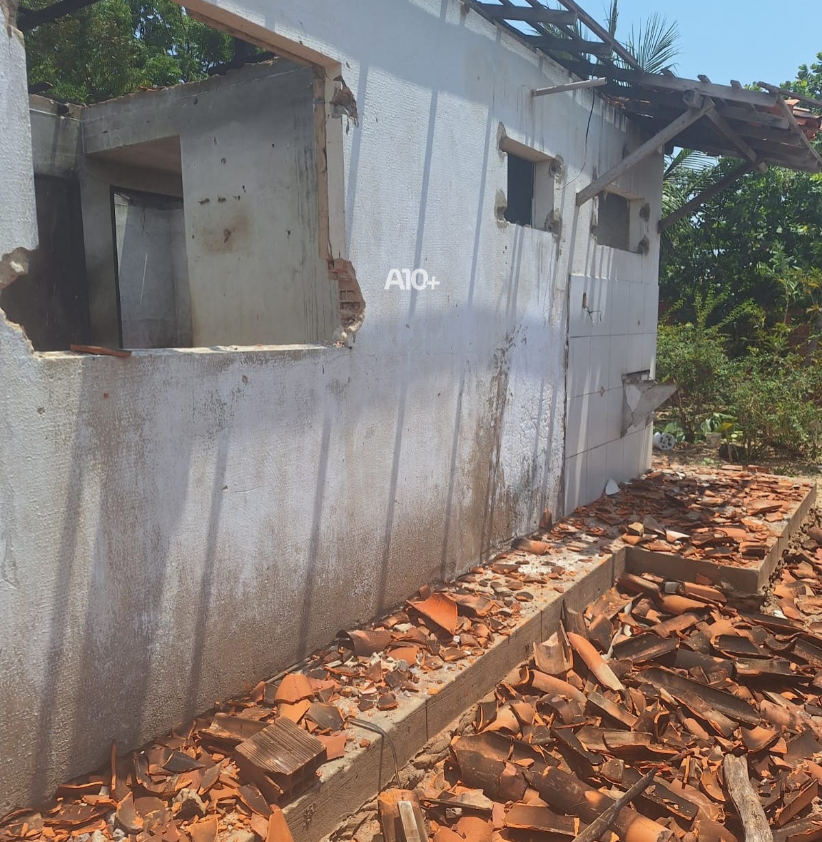 Casa de mulher suspeita de envenenar crianças de 7 e 8 anos é incendiada por populares no Piauí