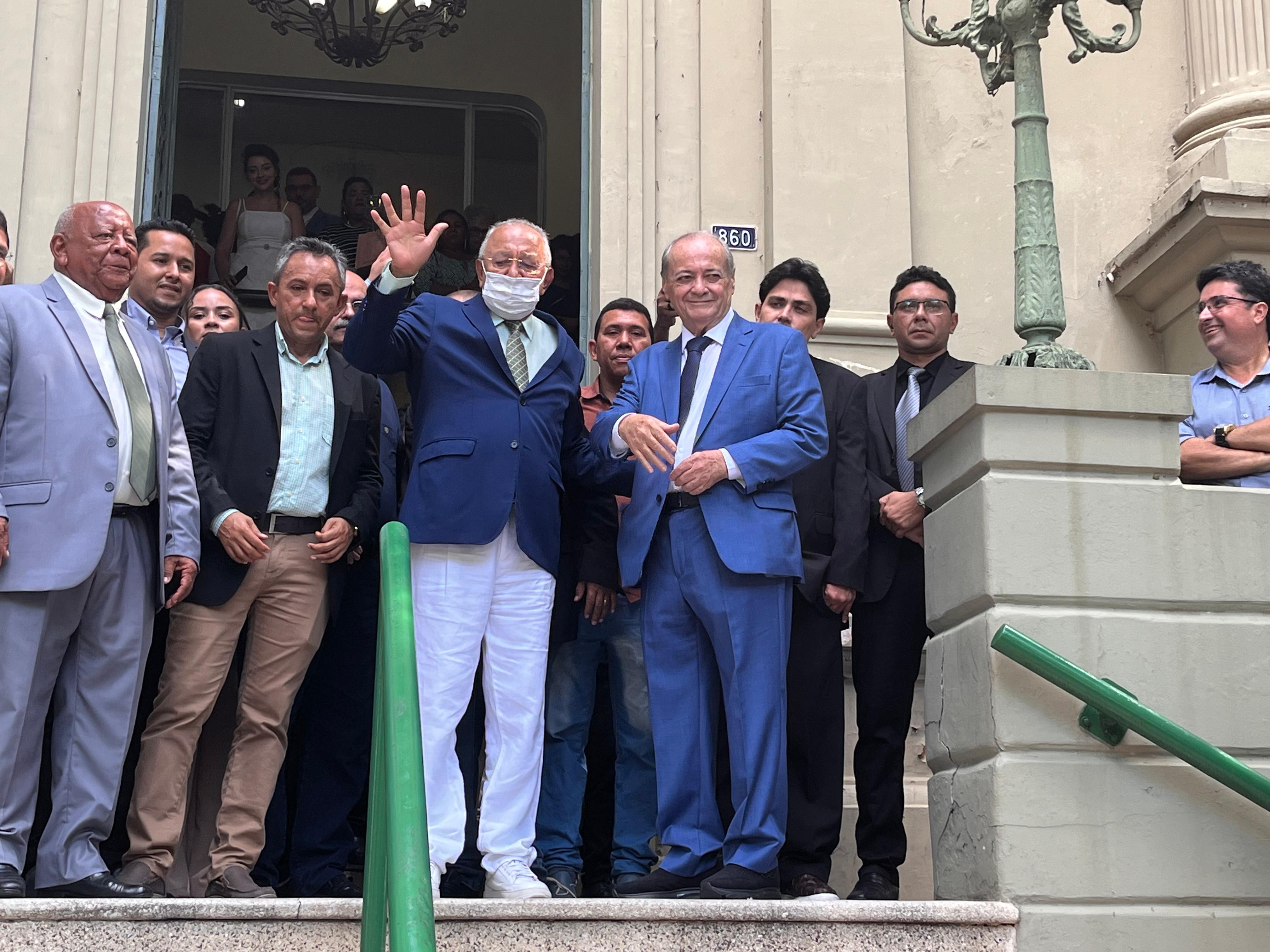 Dr. Pessoa transmite cargo ao prefeito Silvio Mendes no Palácio da Cidade