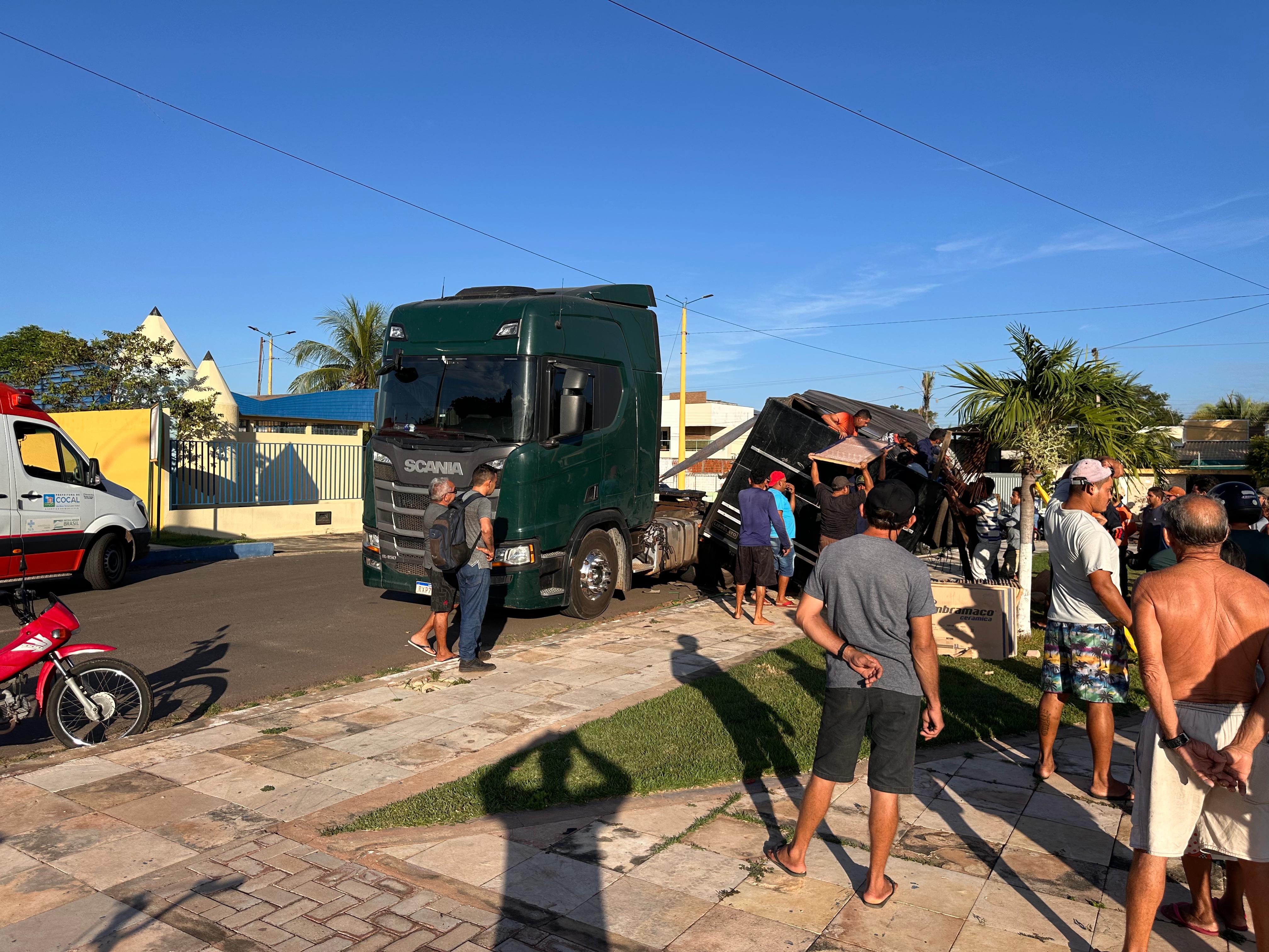 Estivador fica preso sob carga de cerâmica em acidente de trabalho no Piauí