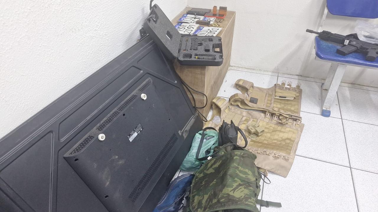 PM apreende armas, motos e veículos roubados em desmanche clandestino na zona rural de Teresina