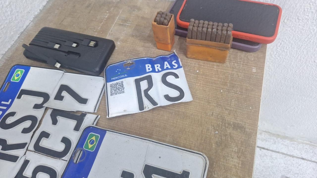 PM apreende armas, motos e veículos roubados em desmanche clandestino na zona rural de Teresina