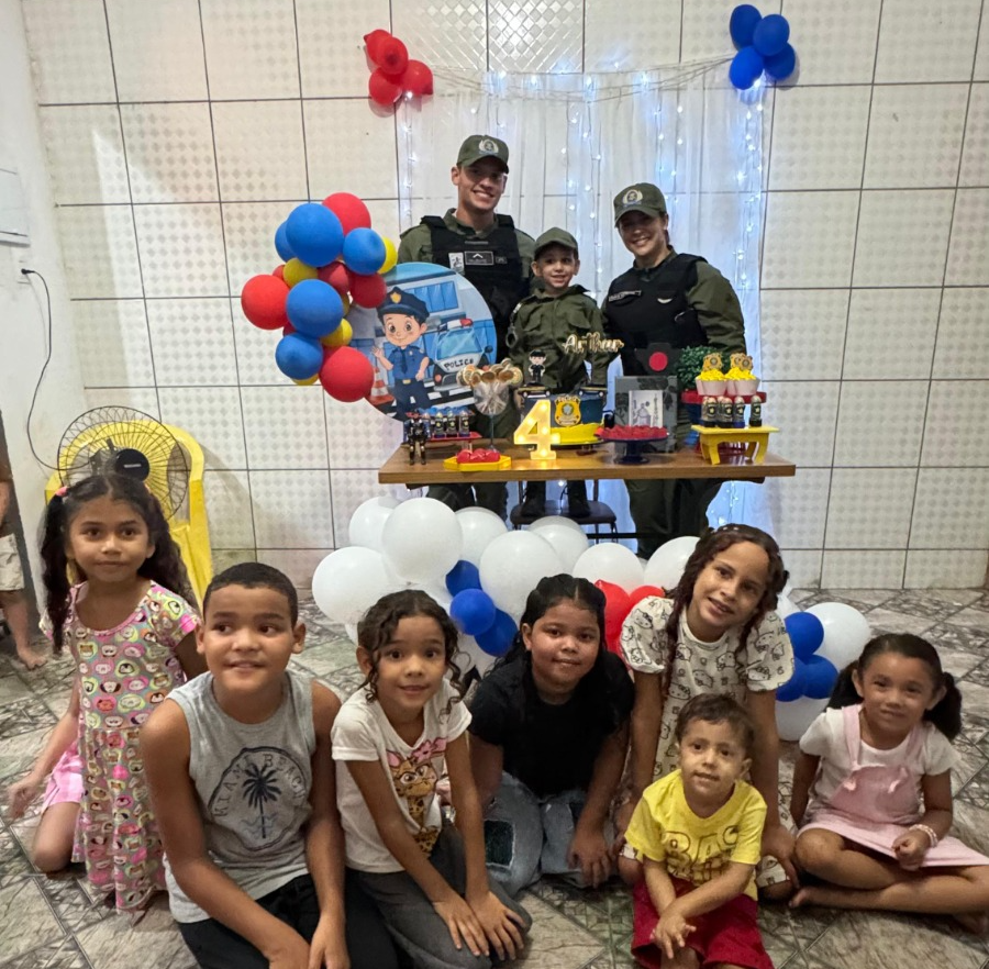 Menino fã da PM ganha surpresa em festa de aniversário com presença de policiais em Teresina