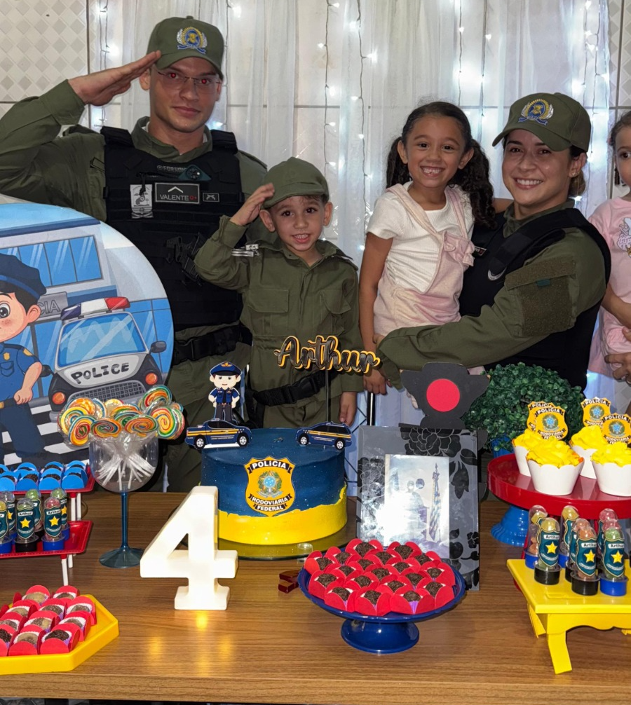 Menino fã da PM ganha surpresa em festa de aniversário com presença de policiais em Teresina