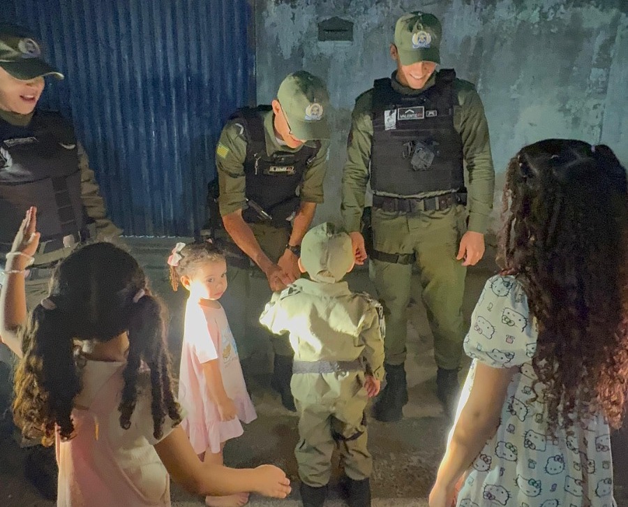 Menino fã da PM ganha surpresa em festa de aniversário com presença de policiais em Teresina