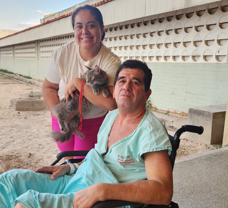 Paciente com tumor cerebral reencontra gata de estimação em momento emocionante no HU-UFPI