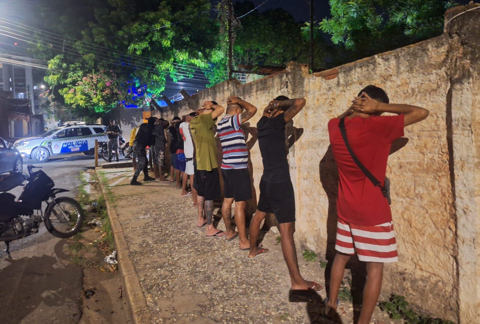 Operação apreende armas, drogas e conduz mais de 10 pessoas na zona Norte de Teresina