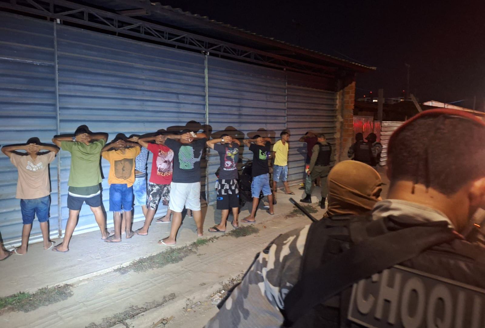 Operação apreende armas, drogas e conduz mais de 10 pessoas na zona Norte de Teresina