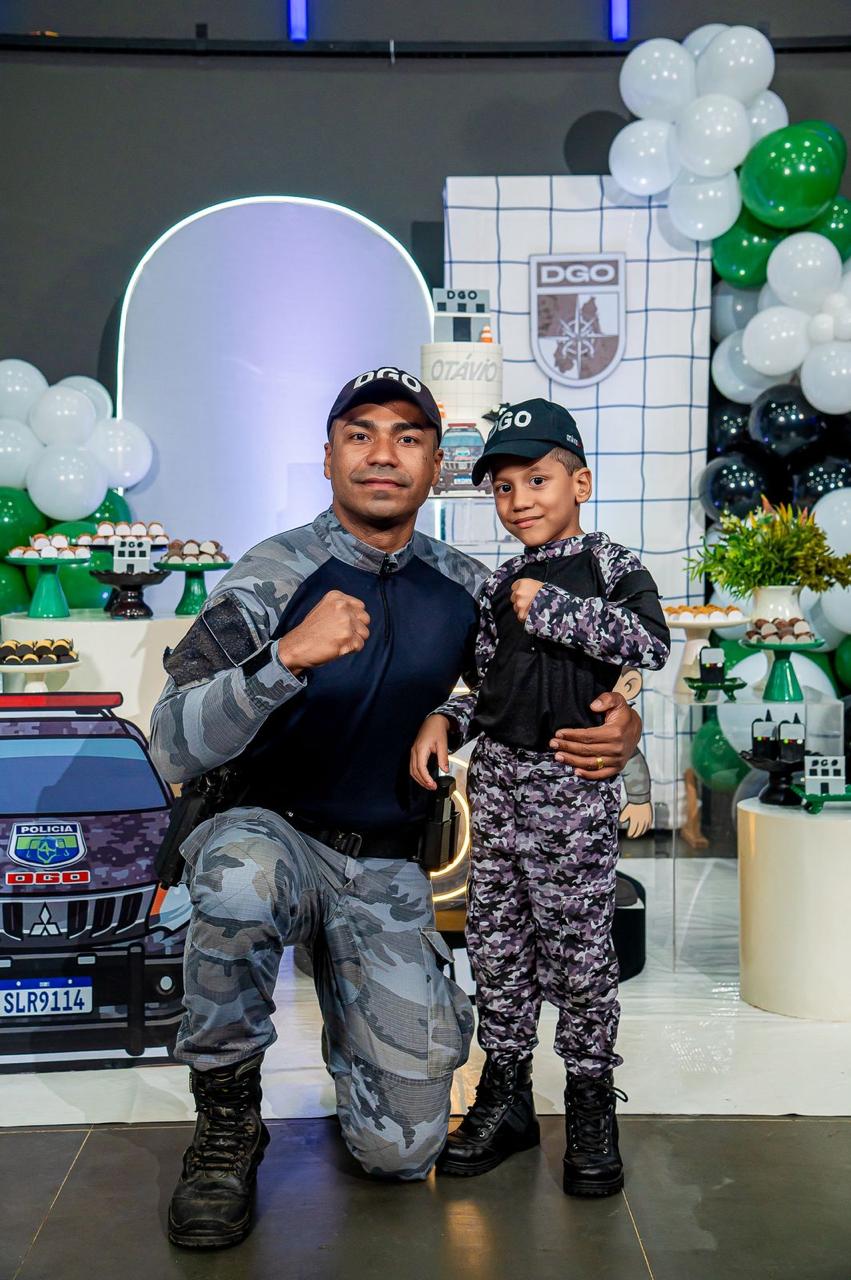 Criança fã da PM é surpreendida por guarnição durante festa temática de aniversário em Teresina