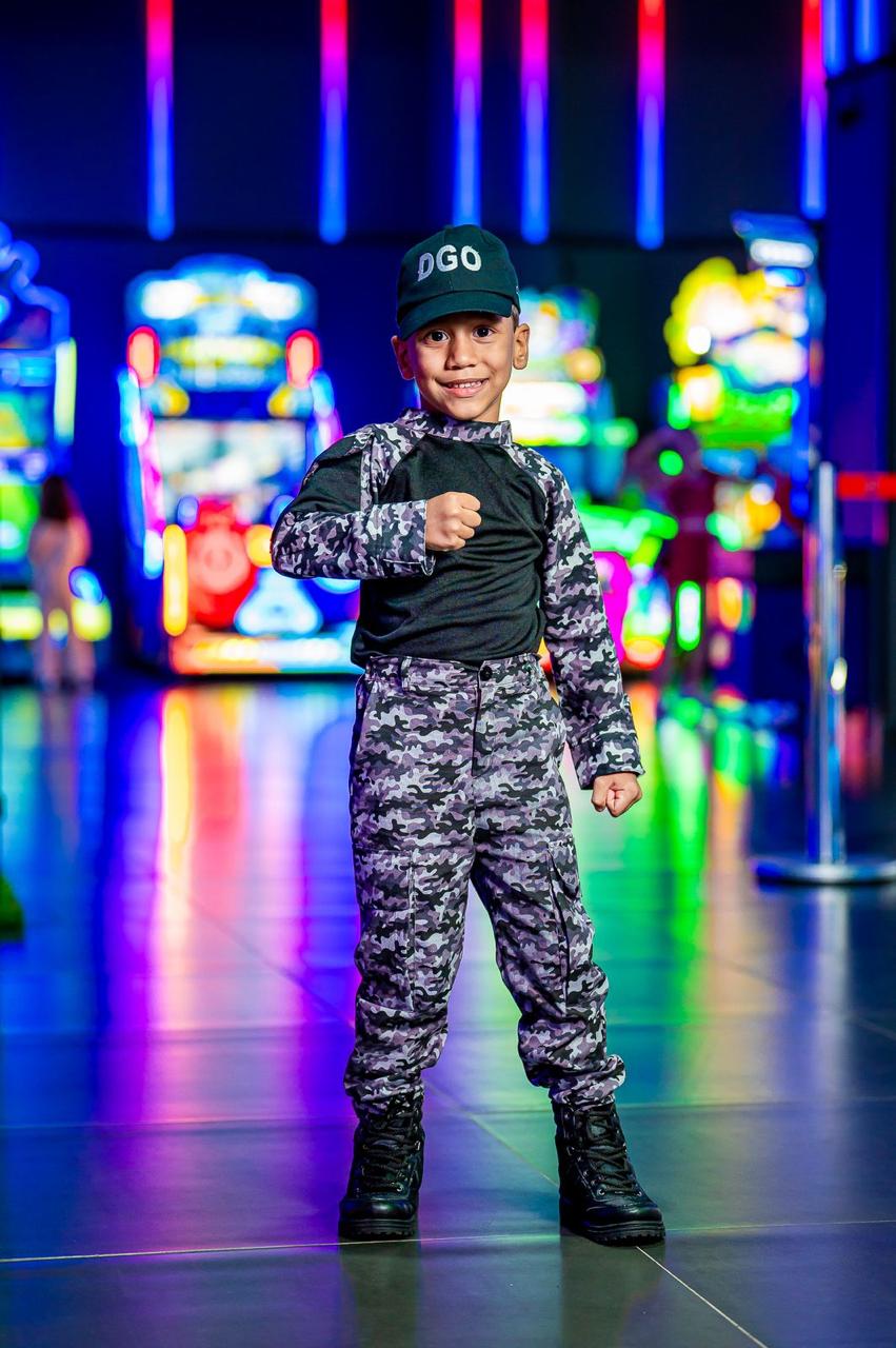 Criança fã da PM é surpreendida por guarnição durante festa temática de aniversário em Teresina